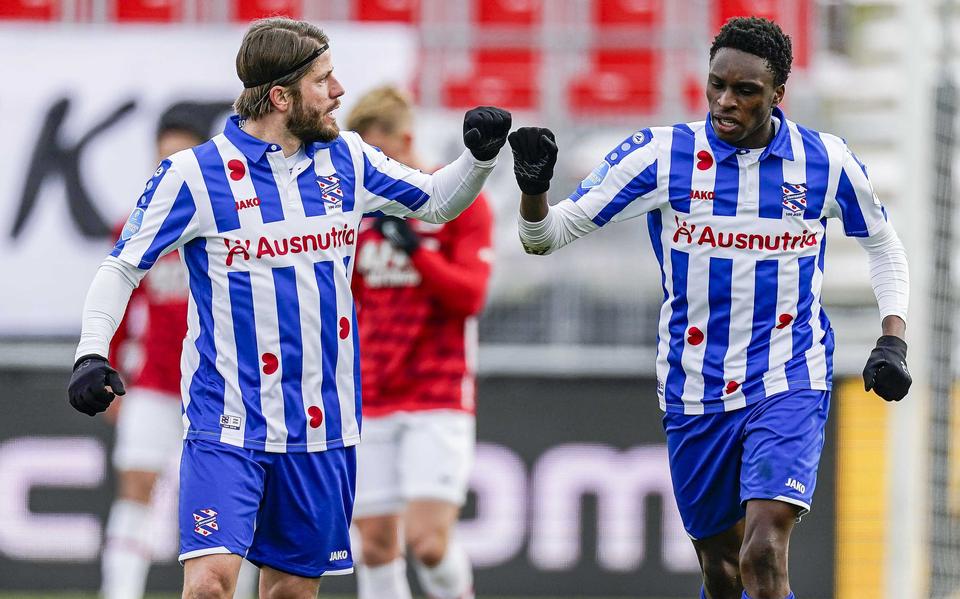 Lasse Schöne viert zijn treffer tegen AZ met Rodney Kongolo.