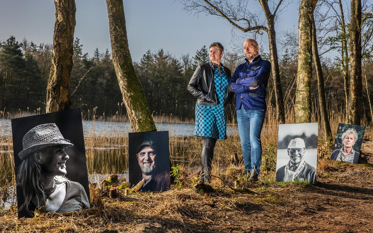 Cynthia en Arie Bruinsma met een aantal van de portretten die Arie al maakte voor It gesicht fan Fryslân. Cynthia en Arie Bruinsma met een aantal van de portretten die Arie al maakte voor It gesicht fan Fryslân.