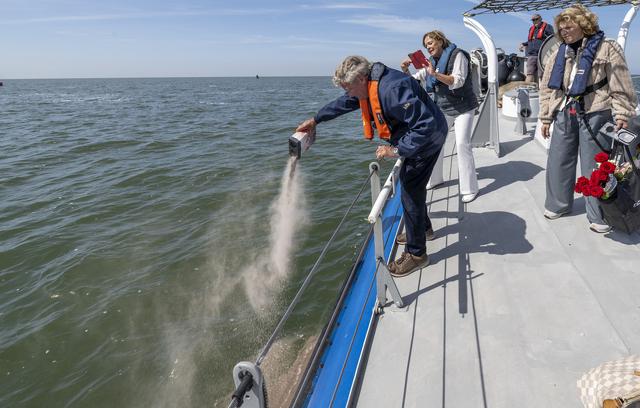 Paul Scheffer, oud-burgemeester van Harlingen, strooit ‘zijn’ Francien uit over de Waddenzee. ‘De ci
