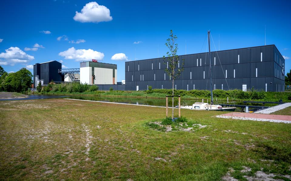Hier op het gras moet het paviljoen/hotel verschijnen. Rechts, aan de andere kant van de Drachtstervaart, het donkere gebouw van de hondenbrokkenfabriek. 