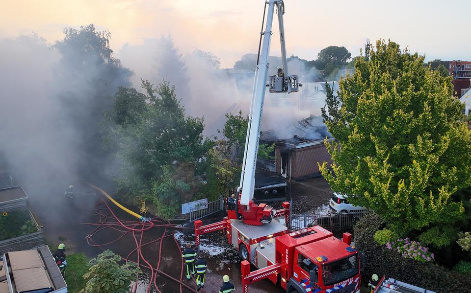 De brandweer is aan het nablussen na een brand in Heerenveen.