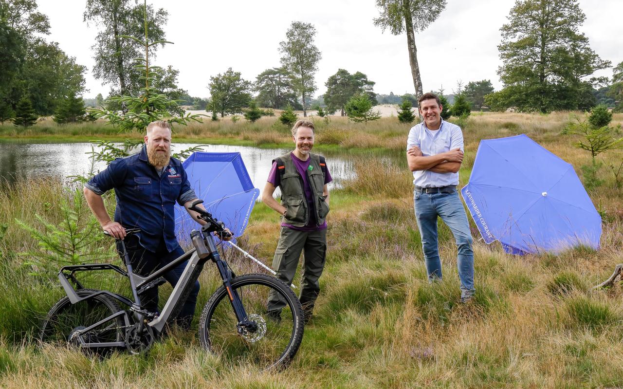 Fietsenzaakeigenaar Jan Hendrik Kramer (met mountainbike), boswachter Lysander van Oossanen en melkveehouder Paul Sinnige op het Aekingerzand bij Appelscha. Fietsenzaakeigenaar Jan Hendrik Kramer (met mountainbike), boswachter Lysander van Oossanen en melkveehouder Paul Sinnige op het Aekingerzand bij Appelscha.