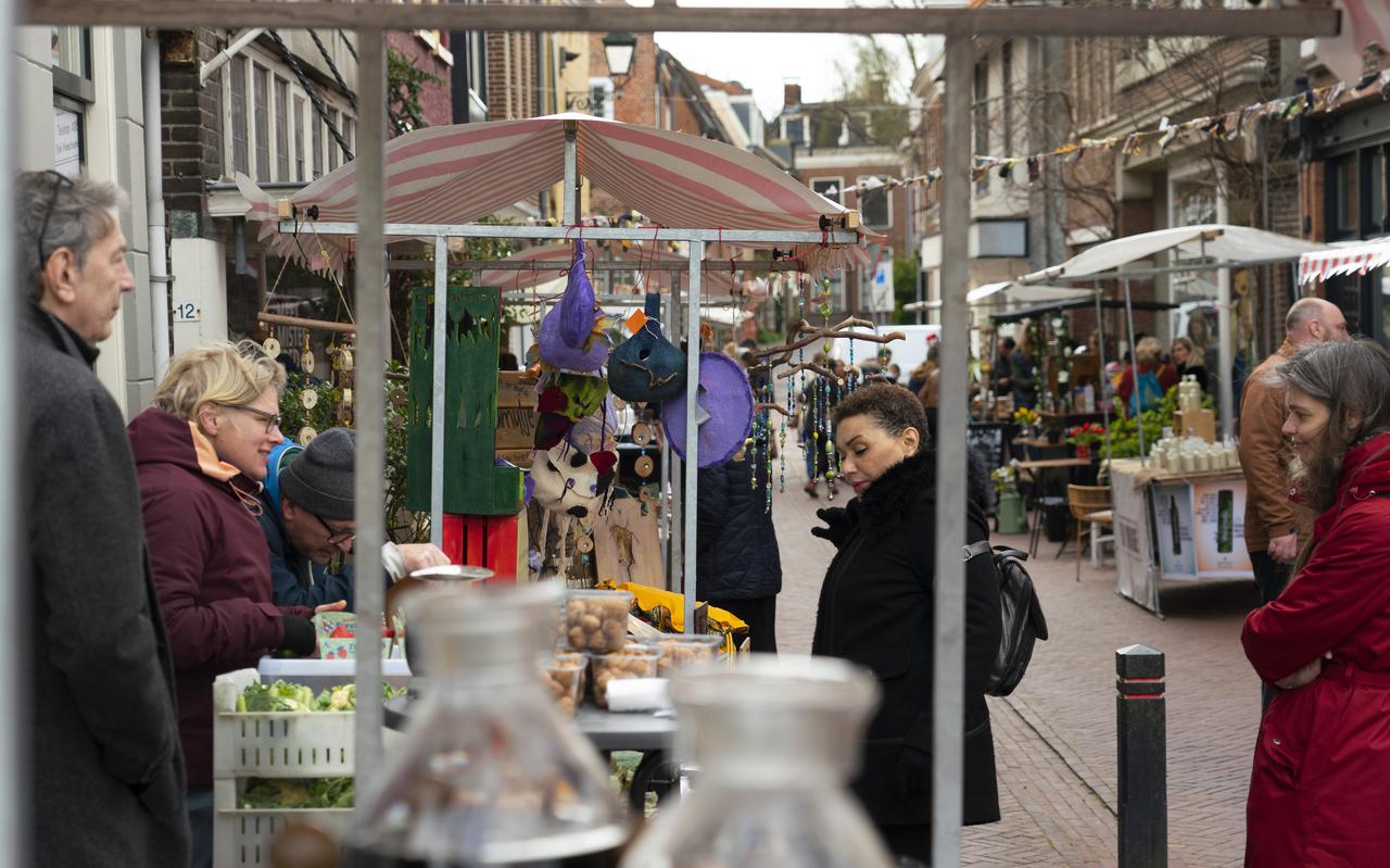 De boerenmarkt in de Leeuwarder Vijzelstraat.
