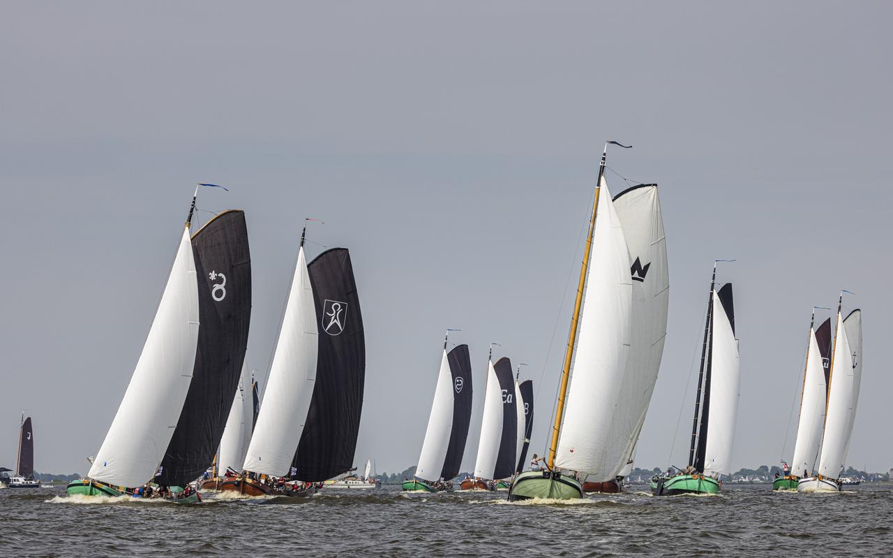 Skûtsjes op weg op de Sleattemer Mar. Helemaal links de Lytse Lies van Ton Brundel. Skûtsjes op weg op de Sleattemer Mar. Helemaal links de Lytse Lies van Ton Brundel.