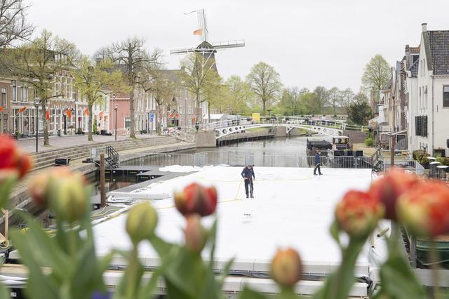 In Dokkum ligt speciaal voor Koningsdag een ijsvloer op het water: ‘Fantastisch als de koning gaat s