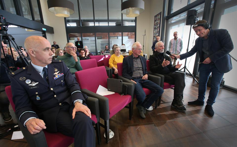 Presentator Niels Heithuis van Pointer (r) ondervraagt Rudy Mayr die al 45 jaar aan de Tsjessingawei woont, vlakbij de vliegbasis. Helemaal links op de foto vliegbasiscommandant Johan van Deventer.