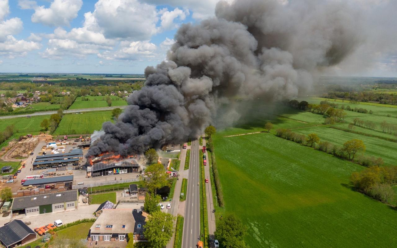 Bij de brand bij Van der Wal Hout in Noardburgum zijn deeltjes van zonnepanelen over een groot gebied verspreid. Bij de brand bij Van der Wal Hout in Noardburgum zijn deeltjes van zonnepanelen over een groot gebied verspreid.