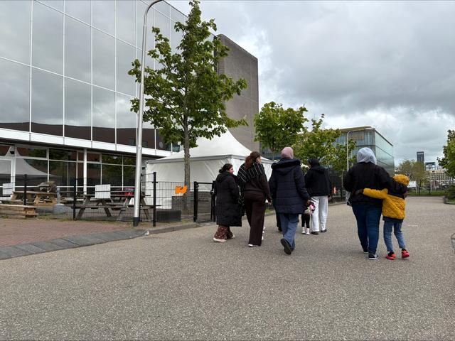 Moeders in noodopvang in Leeuwarden bezorgd over anti-azc-protest. 'We hebben gehoord wat er is gebe