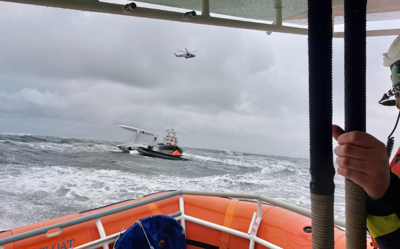 De redders troffen de Eole dinsdagmiddag op de Noordzee omgeslagen aan. Foto: KNRM Terschelling Paal 8