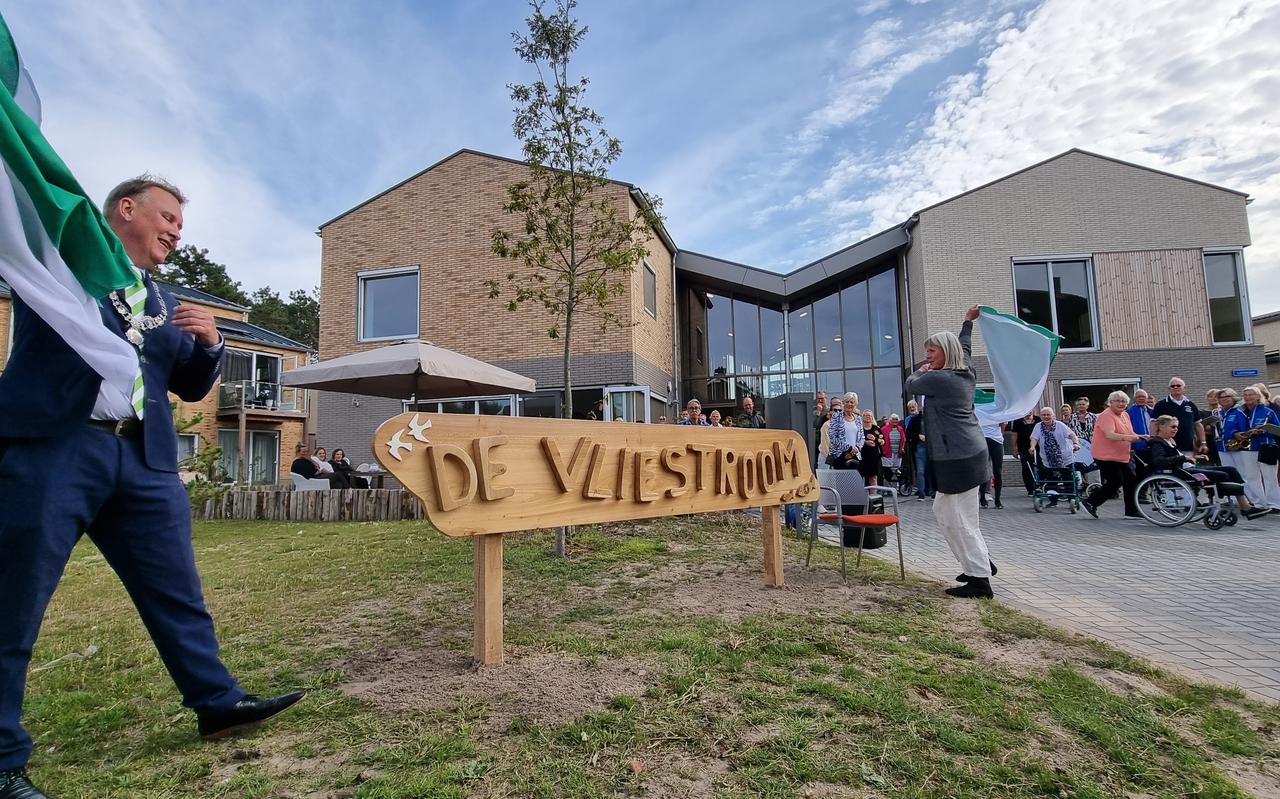 Burgemeester Michiel Schrier onthult de nieuwe naam van het welzijnsgebouw in De Boswijk. 