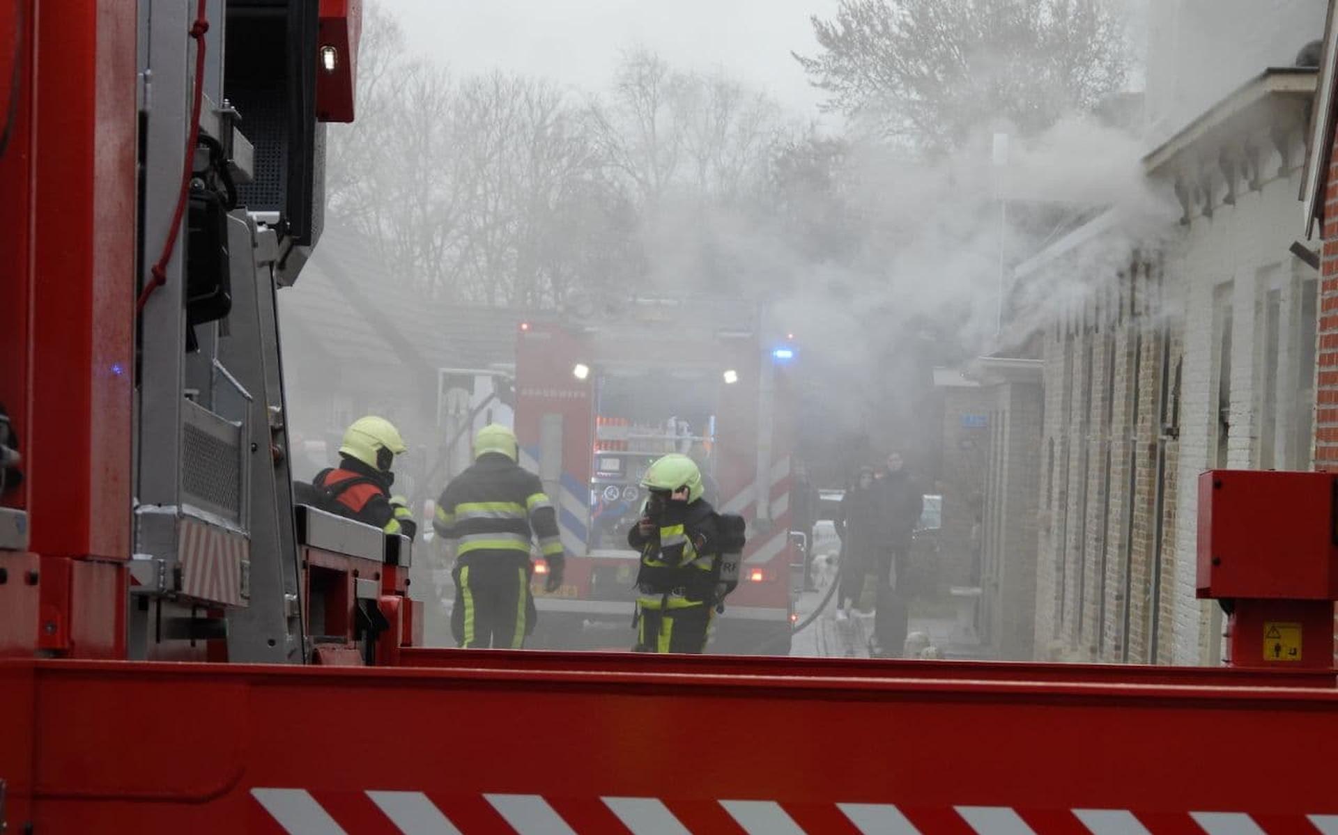 Dakbrand in Tzummarum is lastig te blussen
