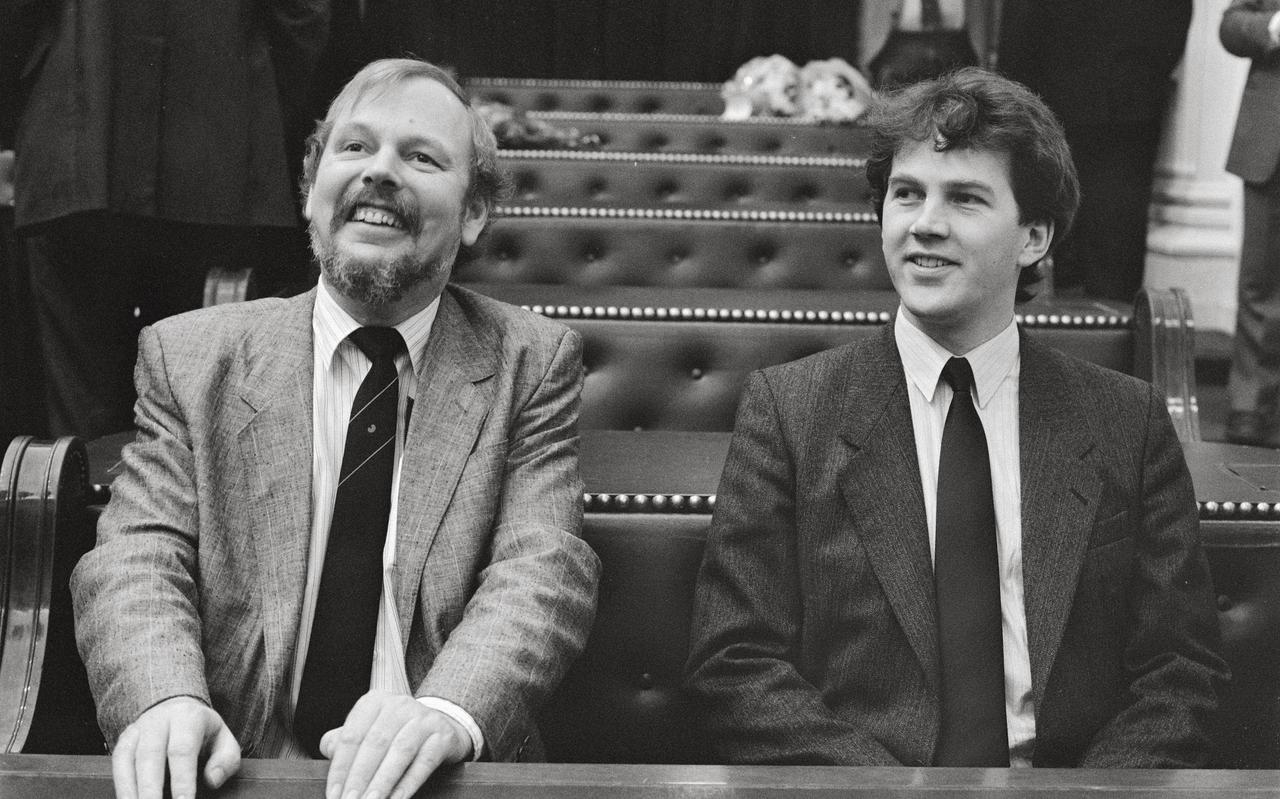 Joop van den Berg (l) wordt op 21 januari 1988 voor de PvdA geïnstalleerd in de Tweede Kamer, samen met Jaap Jelle Feenstra.