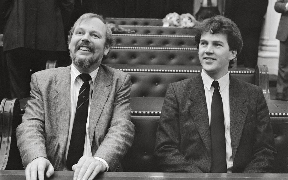 Joop van den Berg (l) wordt op 21 januari 1988 voor de PvdA geïnstalleerd in de Tweede Kamer, samen met Jaap Jelle Feenstra.  