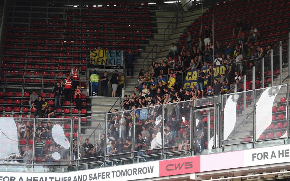 Supporters van SC Cambuur in het uitvak van PSV in augustus 2021.
