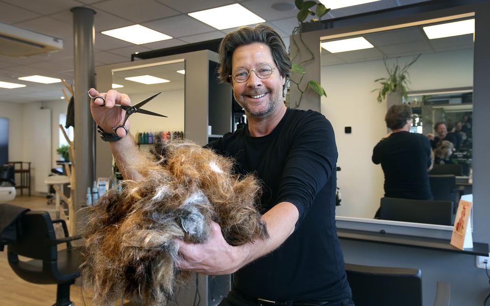 Frank Postma van Salon Postma in Leeuwarden met het haar van zijn klanten. Dat gaat niet in de prullenbak maar wordt gerecycled.