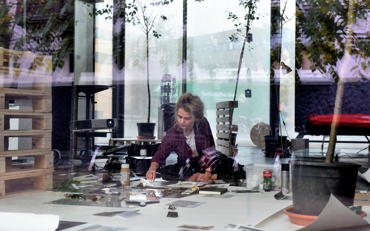 Jildau Nijboer achter glas aan het werk in Obe. Iedereen die langsloopt kan zien wat ze maakt.
