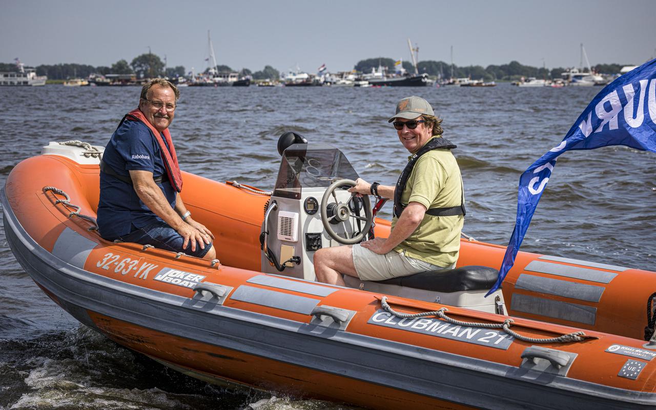 Jurylid Albert Salverda met Joop Hoekstra uit Terherne die een dag schipper was van een van de juryboten. Jurylid Albert Salverda met Joop Hoekstra uit Terherne die een dag schipper was van een van de juryboten.