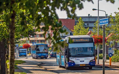 Bussen rijden door het centrum van Heerenveen. 
