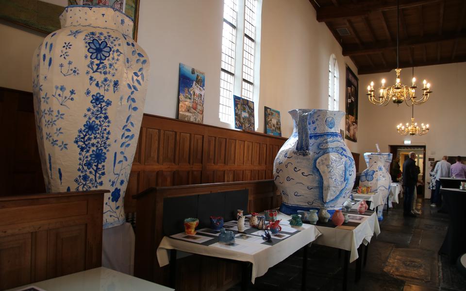 Manshoge vazen, gemaakt door leerlingen van het Dockinga College, als symbool van de fragiele kwetsbaarheid van vrijheid. 