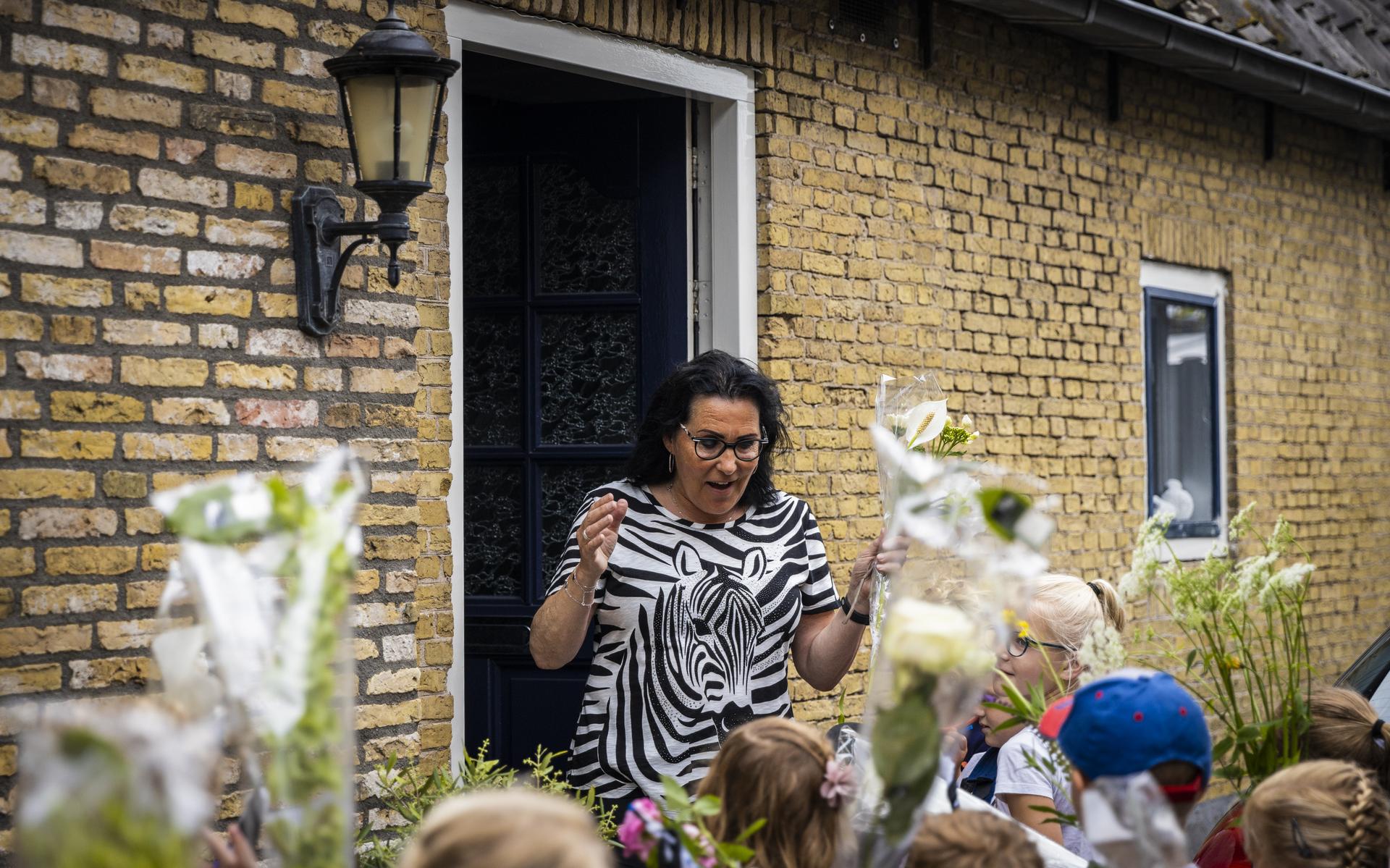 Juf Karla heeft afscheid genomen van 'haar' zo geliefde kleuters - Leeuwarder Courant