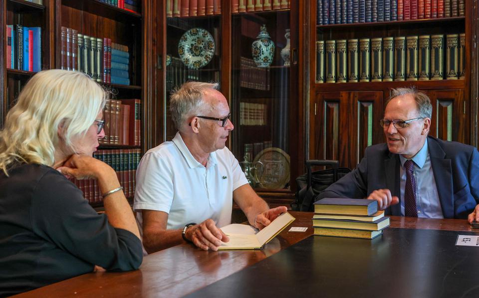 Jeroen Willems (midden) en Astrid van Rooijen (links) praten met taxateur Arie Molendijk over het zeldzame boek Drie brieven van den kunstschilder Johannes Baptiste van der Pluym van Etty Hillesum.