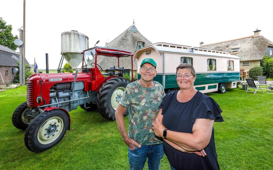 Sieger en Feikje Siderius voor de woonwagen en een van hun trekkers op de camping in Oudemirdum. 