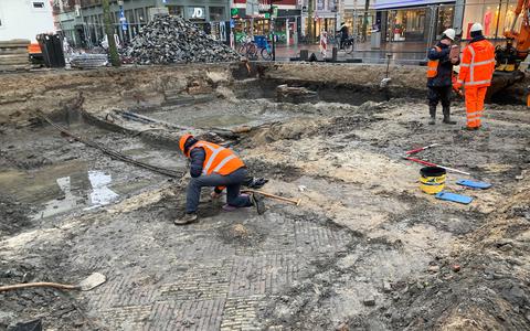 De vloer in dambordmotief blijkt nog gaaf in de middeleeuwse Leeuwarder Waag.