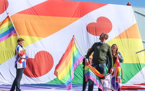 Bij de Elfstedenhal in Leeuwarden heeft presentator Sipke Jan Bousema donderdag 7 oktober samen met een groep ouders een enorme Friese regenboogvlag uitgerold.