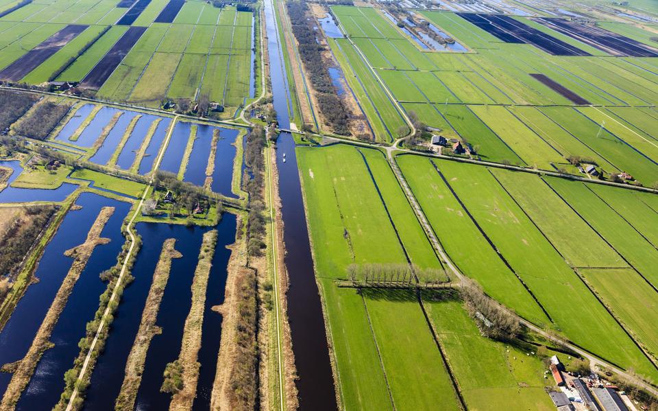 Links natuurreservaat Rottige Meente, dat zijn vorm dankt aan turfwinning, rechts veenweidegebied geschikt voor veeteelt.
