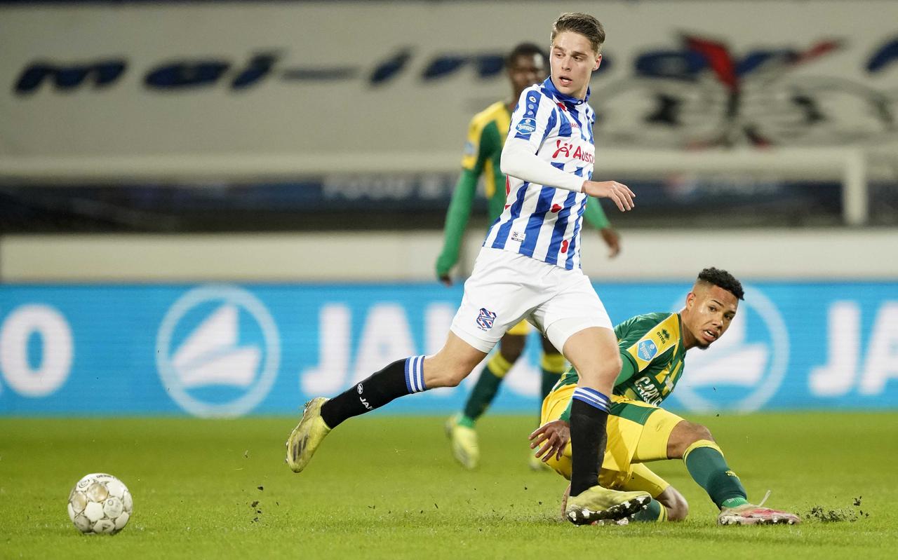 Joey Veerman probeert namens SC Heerenveen langs ADO-verdediger Milan van Ewijk te komen.