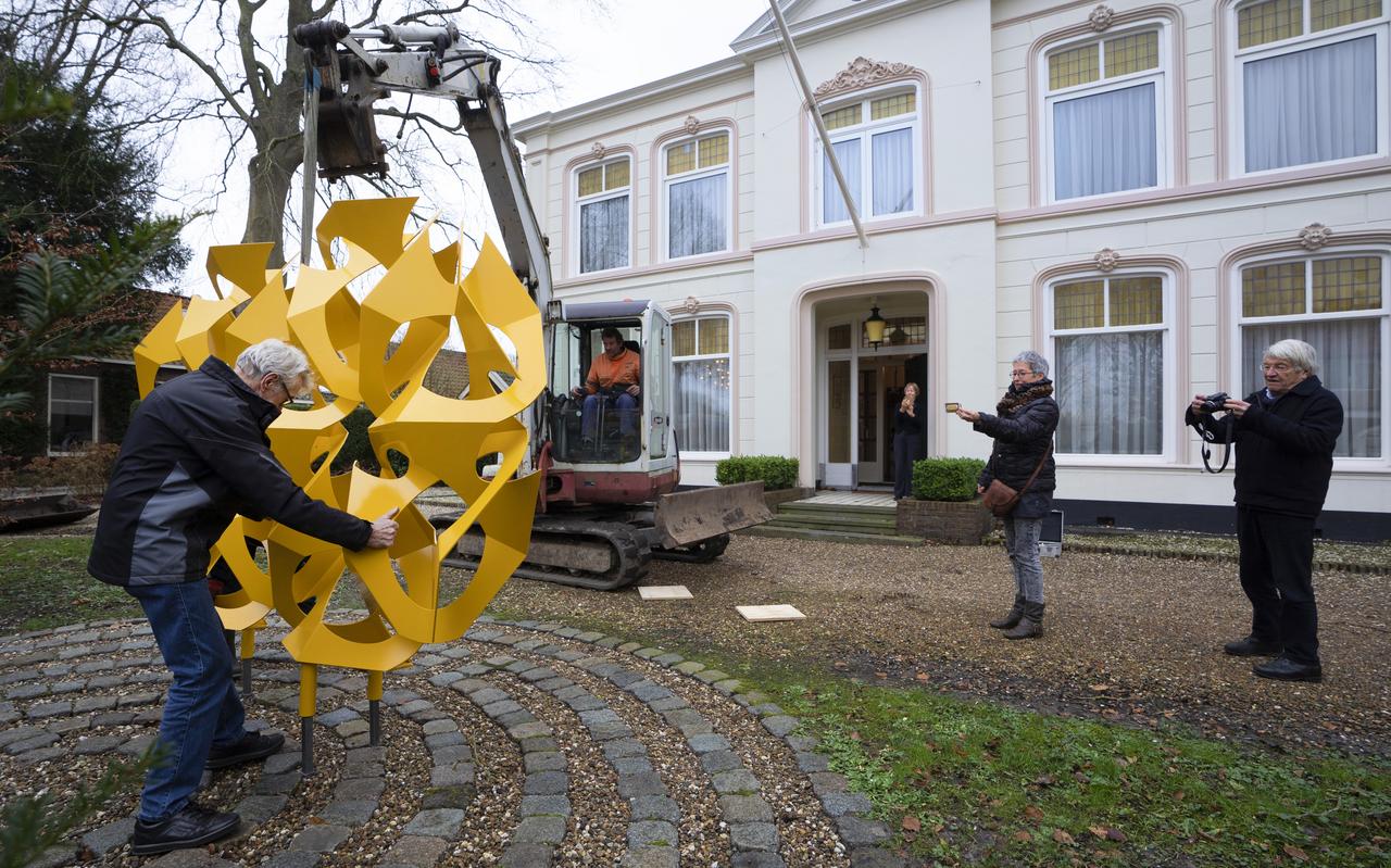 Het plaatsen van het beeld door Henk Rusman in de tuin bij het echtpaar Steutel (rechts). Het plaatsen van het beeld door Henk Rusman in de tuin bij het echtpaar Steutel (rechts).