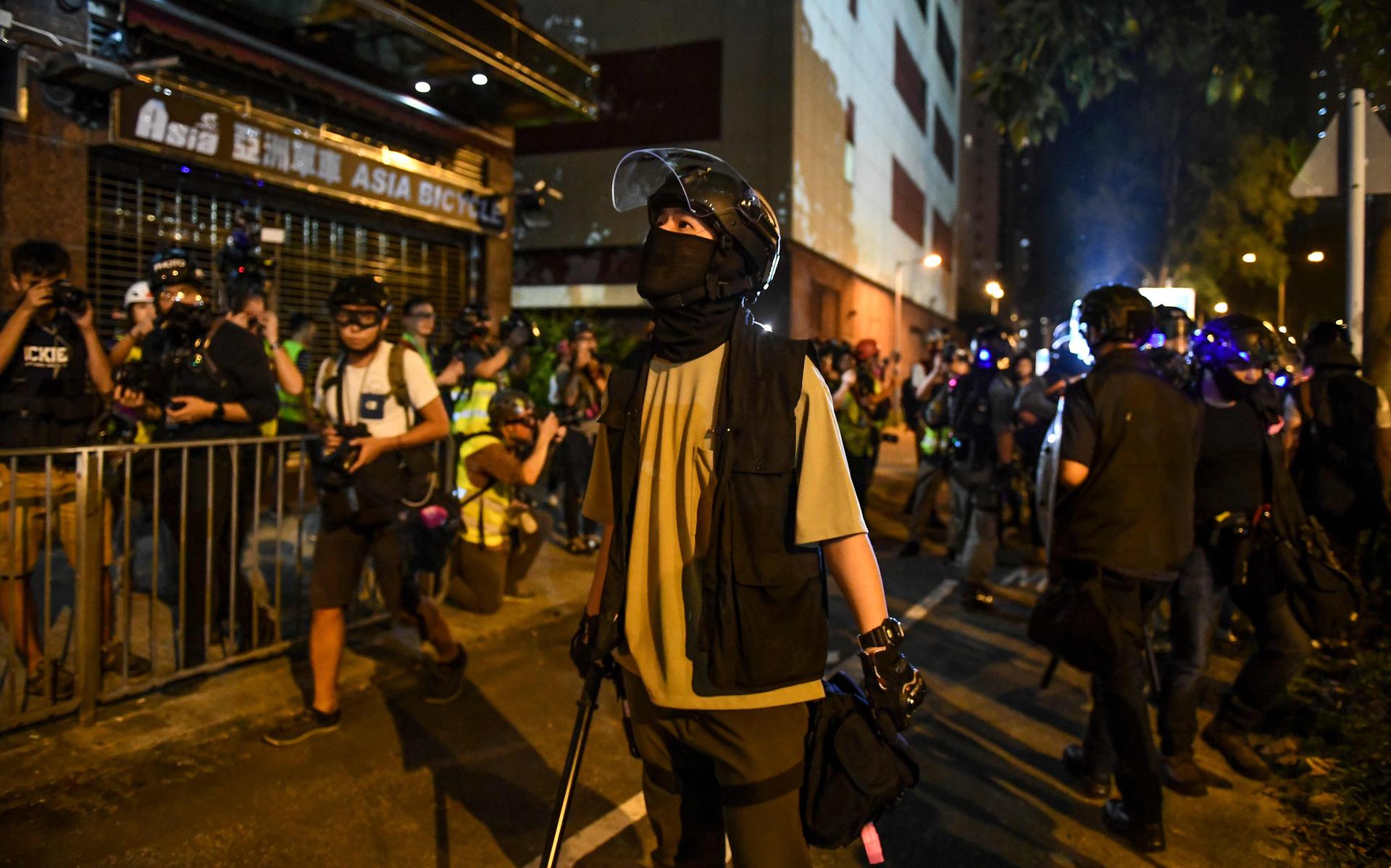 Demonstranten maken zich op voor een nieuwe veldslag met de oproerpolitie in Hongkong. FOTO AFP