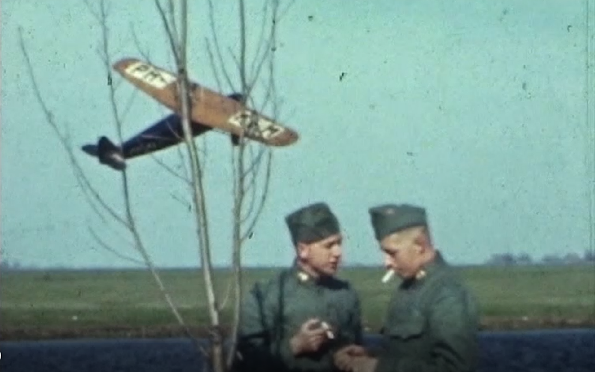 Still uit de film 'De luchtwacht in actie'.