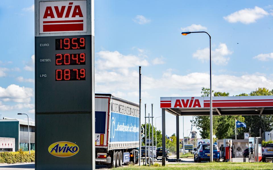 Het tankstation van Avia in Dokkum. Dieselrijders zijn er tegenwoordig duurder uit dan benzinerijders.
