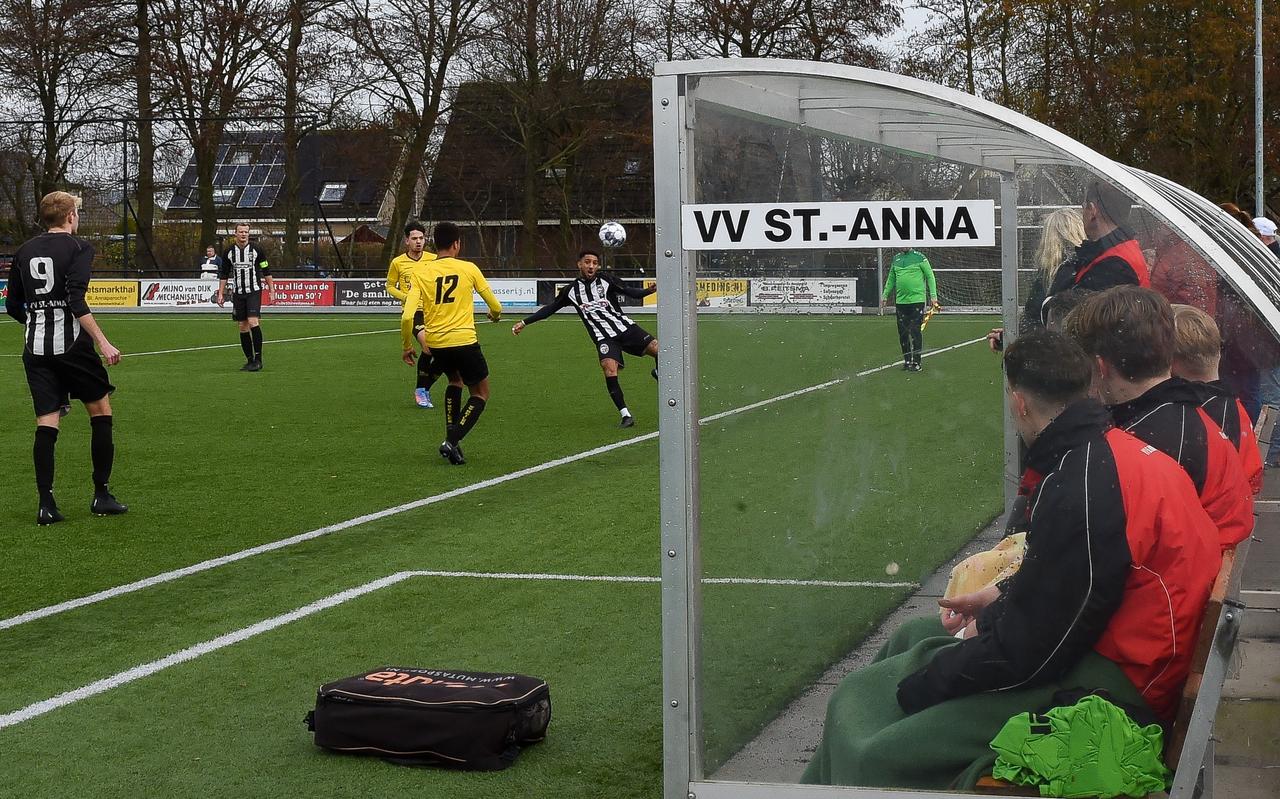 Sint Annaparochie won in 2J-zondag nipt van hekkensluiter Beilen (3-2) en blijft zesde. Ook 'de bank' kijkt toe als Gideon Swanson probeert om de bal binnen te houden. Sint Annaparochie won in 2J-zondag nipt van hekkensluiter Beilen (3-2) en blijft zesde. Ook 'de bank' kijkt toe als Gideon Swanson probeert om de bal binnen te houden.