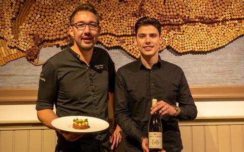 Chef-kok Sander Wever (links) en restaurantmanager Joey van Leeuwen showen een mooi gerecht (steak tartaar van eilander rund) met bijpassende wijn. 