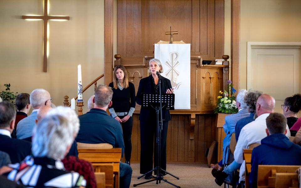 Martje Mechels (rechts) spreekt de kerkgangers in Frieschepalen toe. Dochter Paula vertaalt de woorden van haar moeder. 