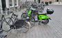 Een Go-scooter tegenover het Leeuwarder stadhuis.