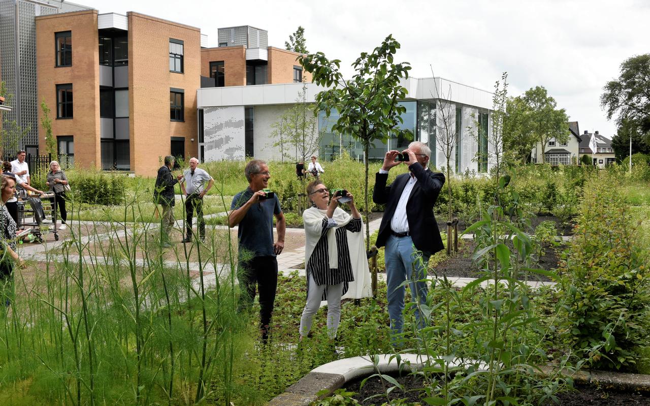 Wethouder Jan Dijkstra (rechts) bekijkt samen met werkgroepleden Yvonne van der Graaf en Albert van der Voorn door een vr-bril het toekomstige aanzien van het gemeentepark. Wethouder Jan Dijkstra (rechts) bekijkt samen met werkgroepleden Yvonne van der Graaf en Albert van der Voorn door een vr-bril het toekomstige aanzien van het gemeentepark.