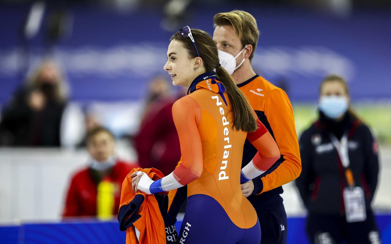 Femke Kok na afloop van de 500 meter voor vrouwen, met coach Michel Mulder. Femke Kok na afloop van de 500 meter voor vrouwen, met coach Michel Mulder.