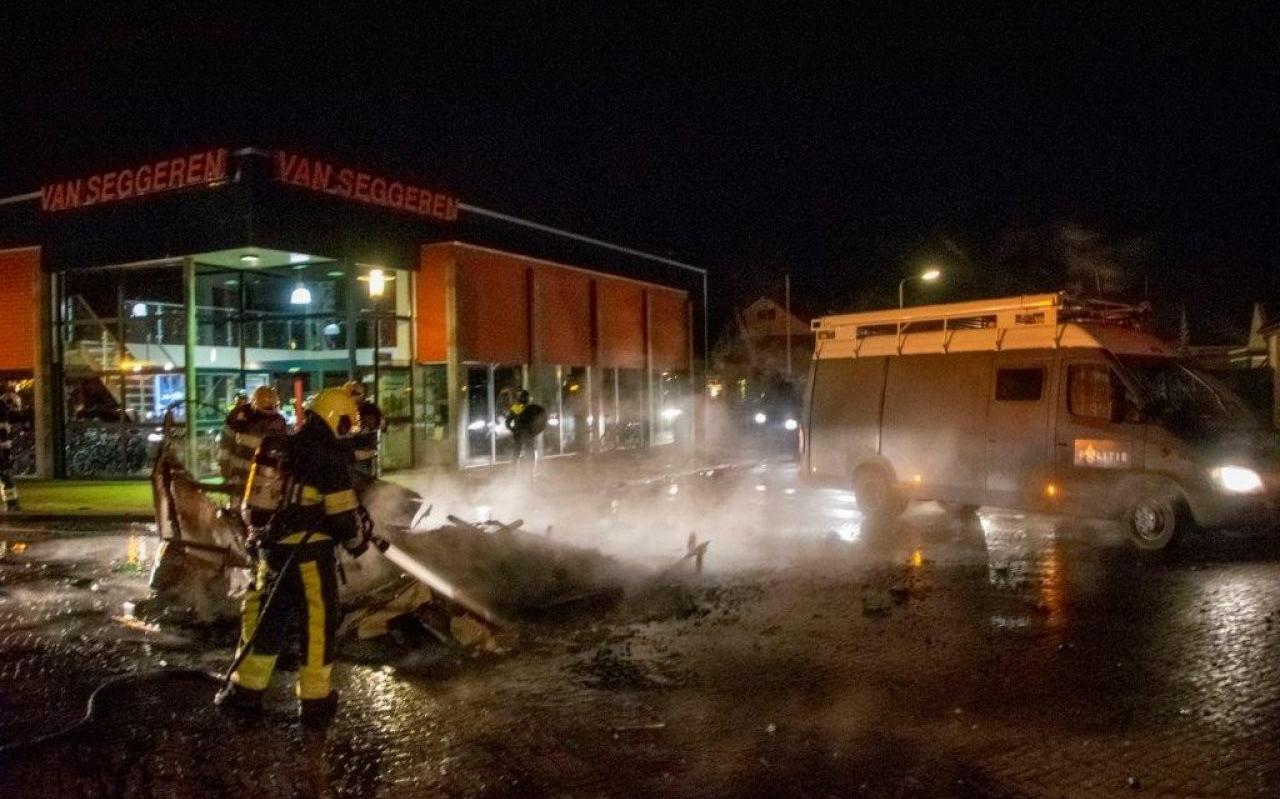 De brandweer blust de restanten van een caravan in Kollumerzwaag op oudejaarsavond. De brandweer blust de restanten van een caravan in Kollumerzwaag op oudejaarsavond.