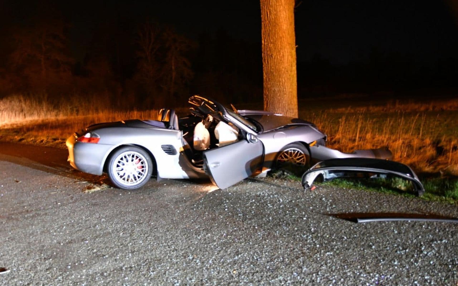 Automobilist rijdt Porsche Boxter tegen boom in Elsloo, bestuurder naar ziekenhuis - Leeuwarder Cour