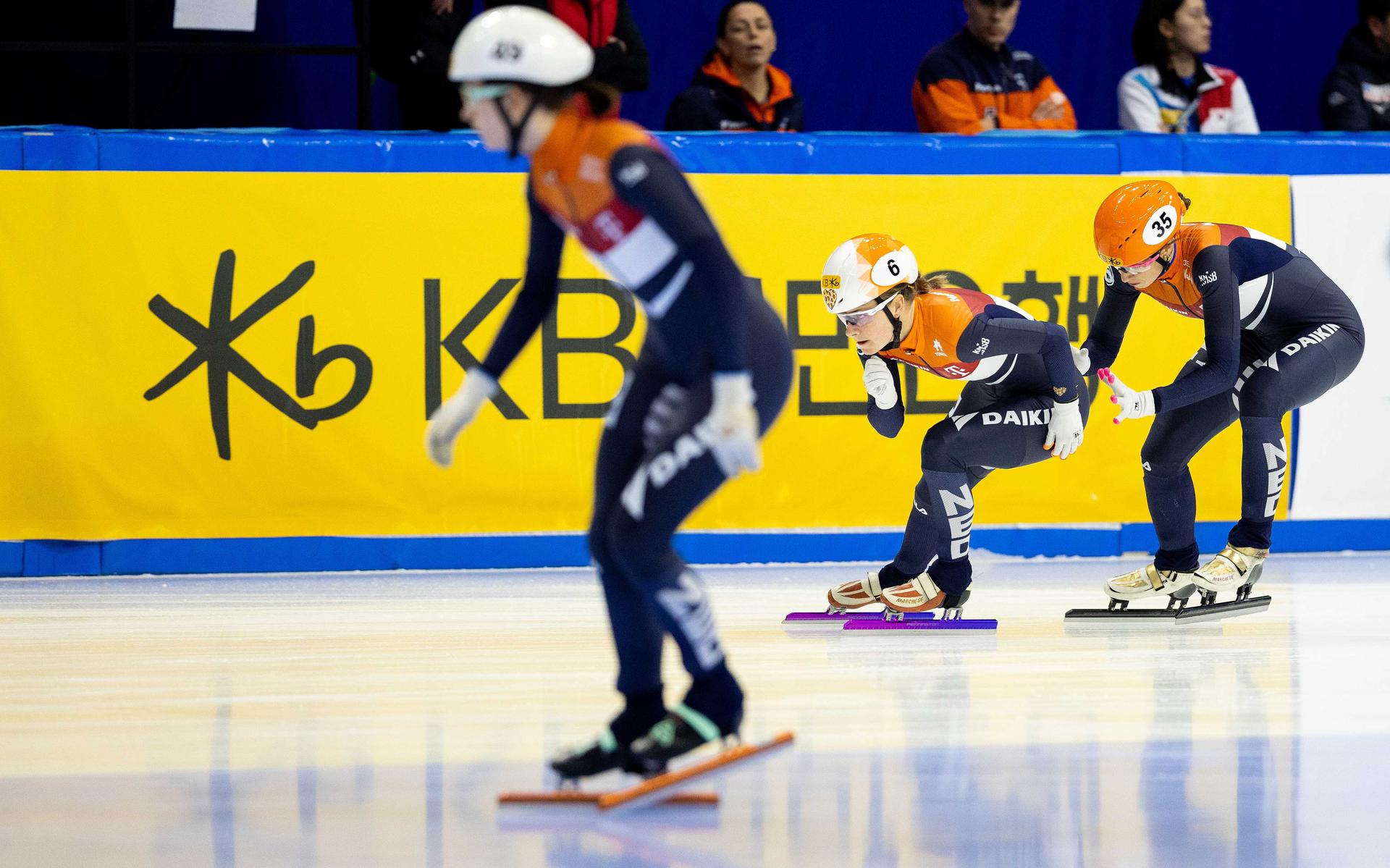 Suzanne Schulting (r), Yara van Kerkhof (m) en Selma Poutsma (r) in actie tijdens halve finale op de 3000 meter relay tijdens het WK Shorttrack in Zuid-Korea.