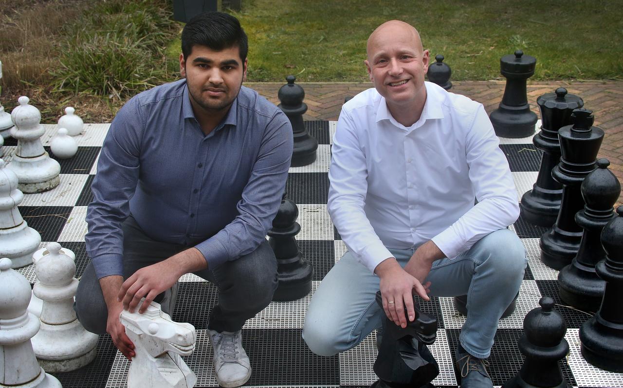 Shanyl Soekhlall (links) en Durk Tuinenga, student en docent die samen op de lijst van het CDA voor de provinciale verkiezingen staan. Shanyl Soekhlall (links) en Durk Tuinenga, student en docent die samen op de lijst van het CDA voor de provinciale verkiezingen staan.
