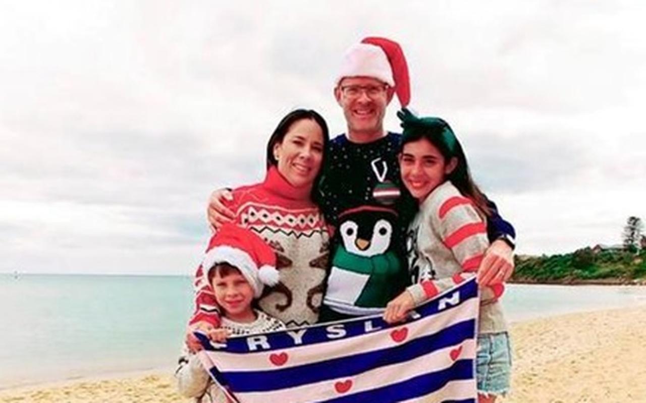 Tjitte Weistra met zijn vrouw Doriana, dochter Isabella en zoon Tiago tijdens de laatste decemberdagen op het strand bij Mornington. EIGEN FOTO Tjitte Weistra met zijn vrouw Doriana, dochter Isabella en zoon Tiago tijdens de laatste decemberdagen op het strand bij Mornington. EIGEN FOTO