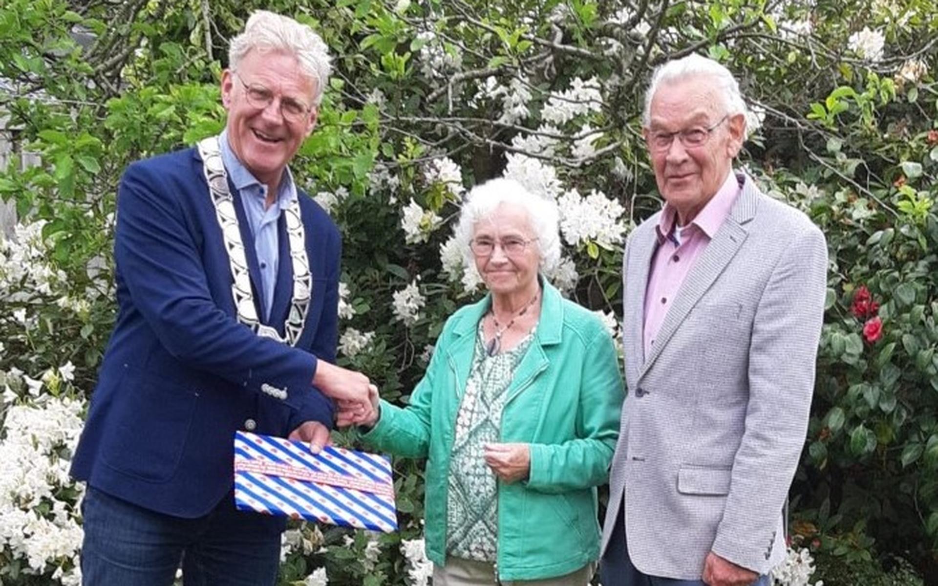 Burgemeester Brouwer feliciteert het diamanten paar.