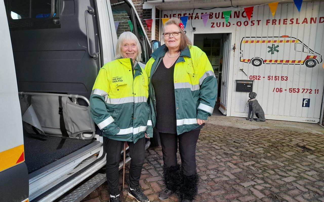 Bernadette Hendriks (rechts) en Arja Stoop: meer vrijwilligers nodig om dierenambulance volledig draaiende te houden