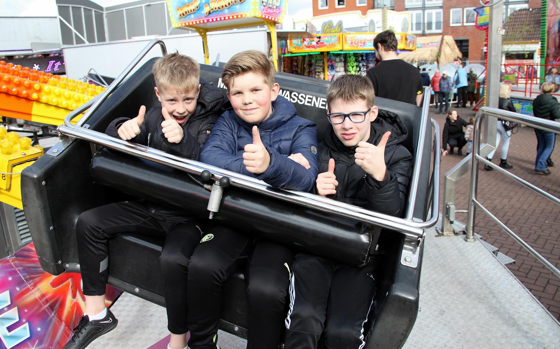 Drie stoere jongens op een rij.