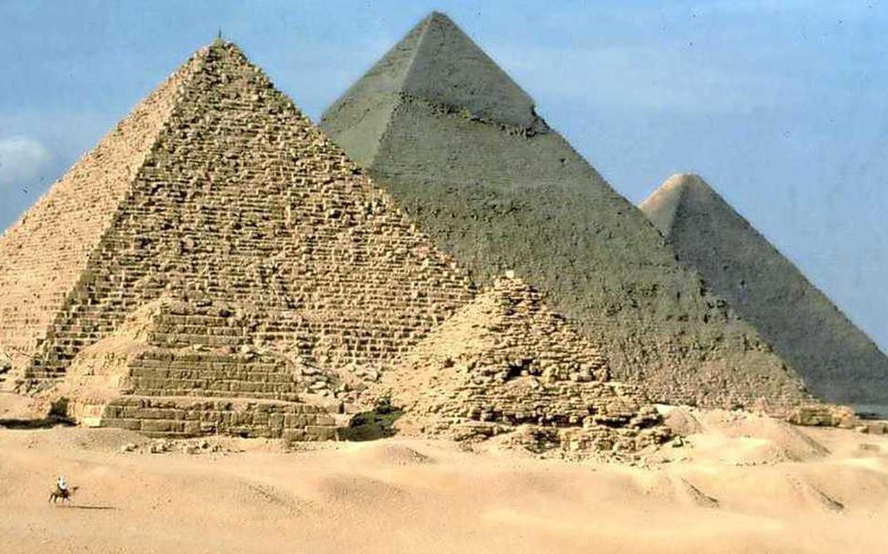 De Piramiden van Gizeh. Volgens de theorie van Bernard Mullers zijn de stenen met kantelliften, die op platformen op de verschillende lagen stonden, naar boven getild.
