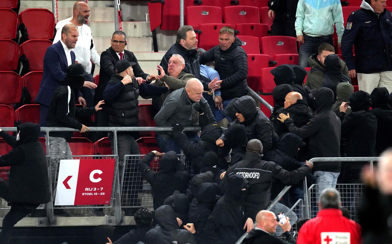Rellen op de tribune na afloop van de UEFA Conference League halve finale wedstrijd tussen AZ Alkmaar en West Ham United.